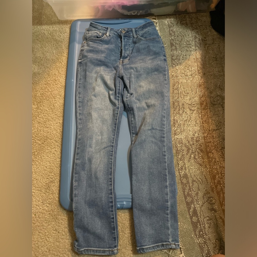 forever 21 Light wash jeans with a worn look
-size 26